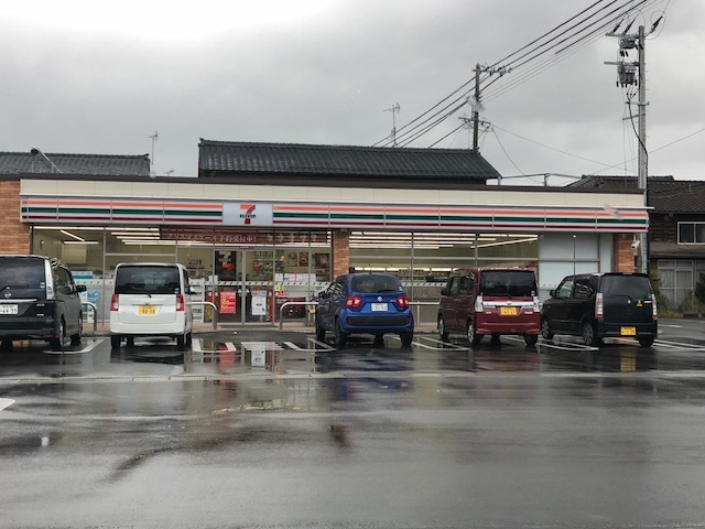 コンビニ　セブンイレブン下越吉田大保町店（コンビニ）まで607m