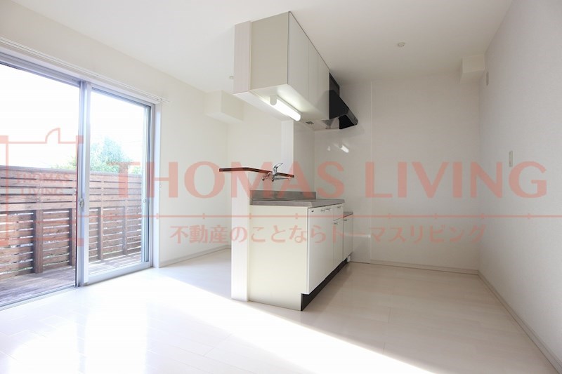 居室・リビング　白基調のフローリング