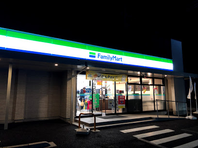 コンビニ　ファミリーマート 草加二丁目店（コンビニ）まで586m