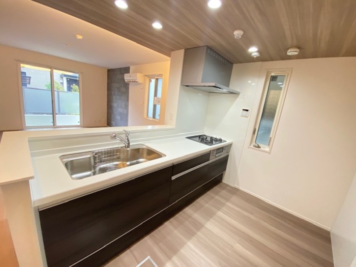 キッチン　システムキッチン付きでお料理がはかどります！