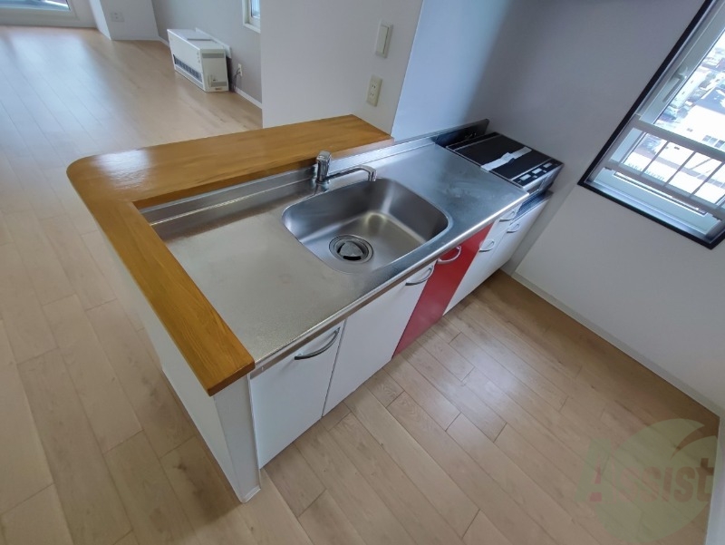 キッチン　キッチン周りは意外と物が多いので棚があるといいですね。