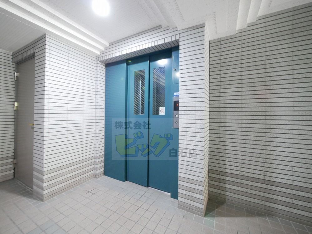 エントランス　４階建て賃貸物件では珍しいエレベーター付きです♪