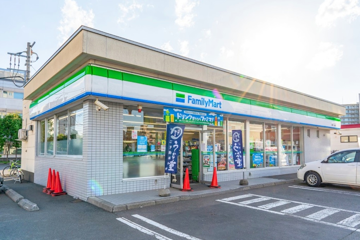 コンビニ　ファミリーマート札幌ドーム前店（コンビニ）まで483m