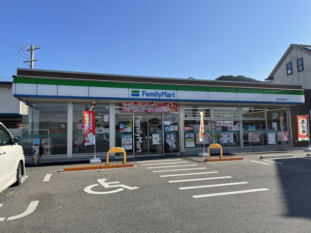 コンビニ　ファミリーマート東近江能登川店（コンビニ）まで577m