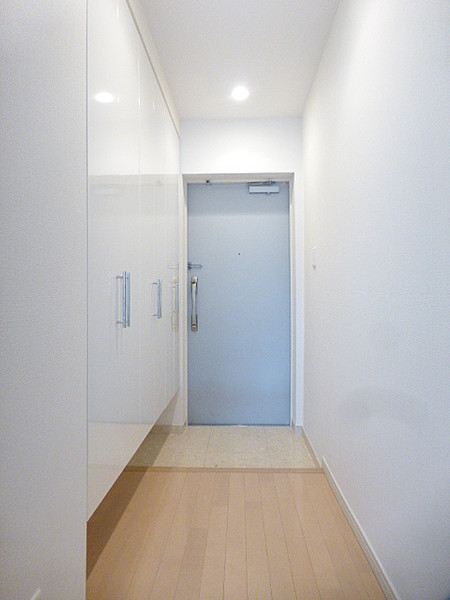 玄関　※反転タイプの写真を使用しています。