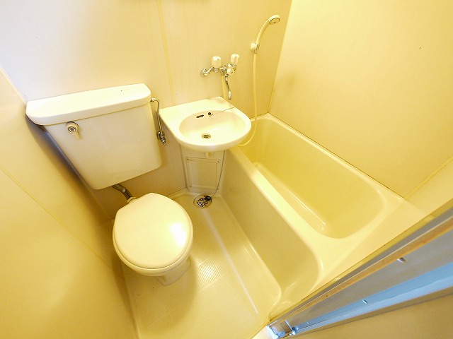 バス・シャワールーム　お掃除もし易いユニットバスタイプ。