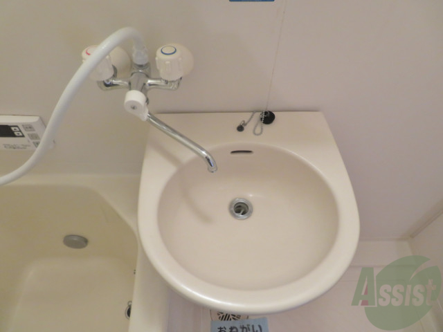 洗面設備　洗面台です。シンプルなつくりなので、お手入れしやすそうです。