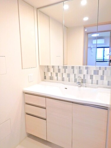 洗面設備　三面鏡付洗面化粧台