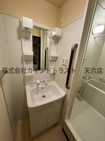 洗面設備　明るい洗面所です