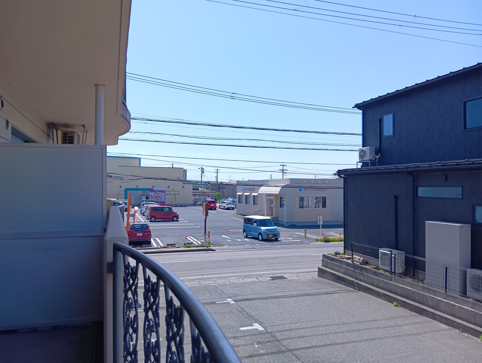 眺望　道路の向こうに見えるのがスーパー