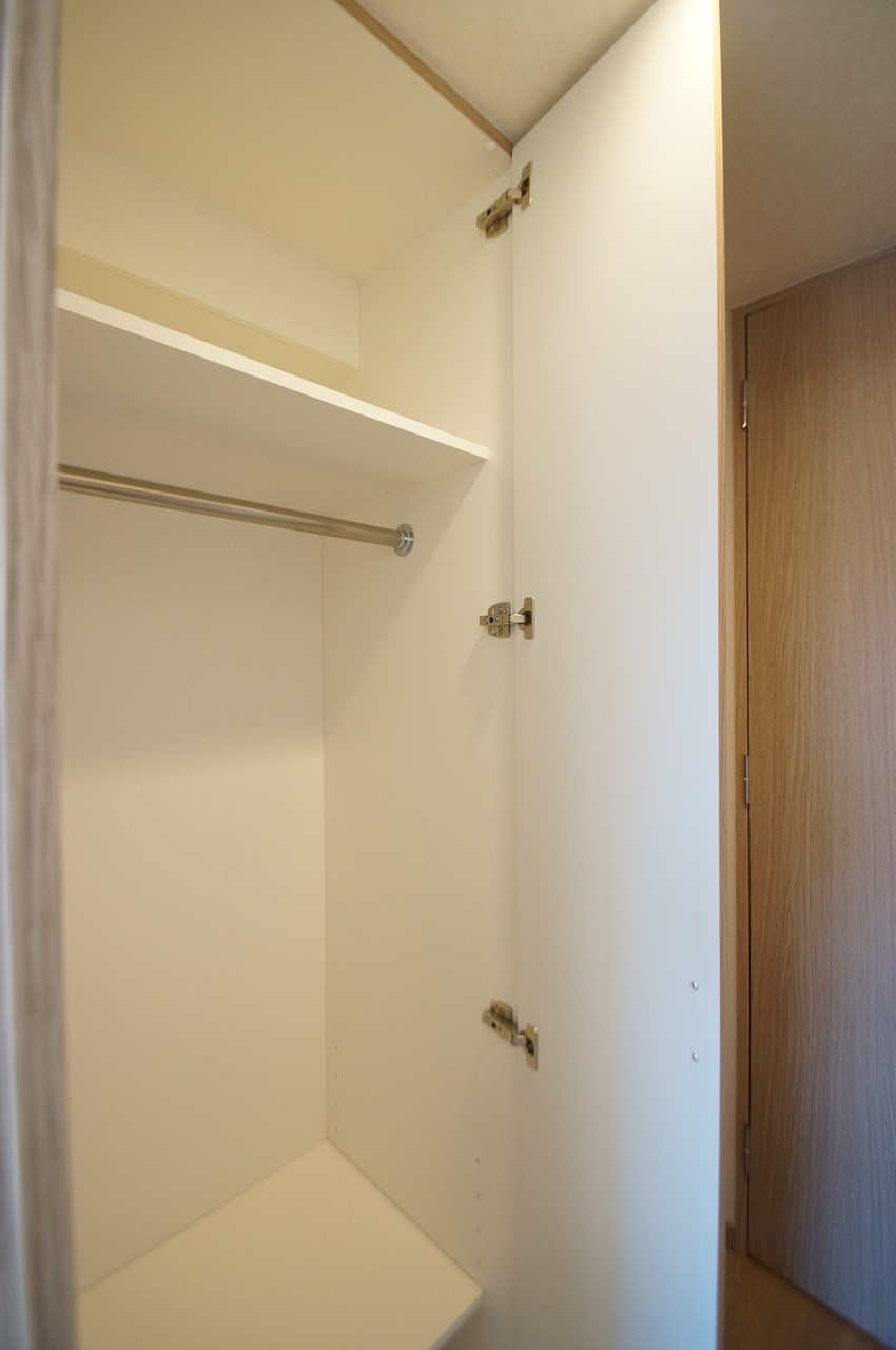 収納　ハンガーパイプ付きクローゼット