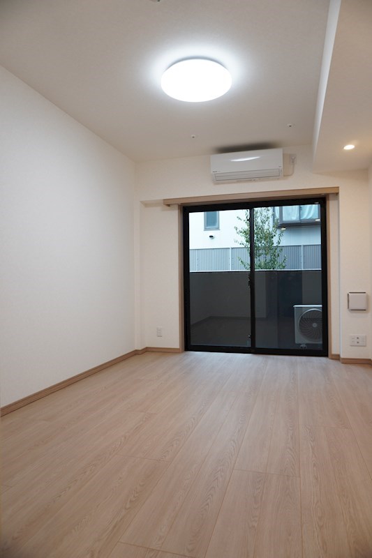 居室・リビング　落ち着いた色合いの床材を使用した居住空間です。