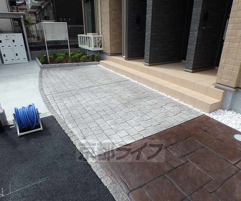 エントランス　デザインがオシャレなエントランスです