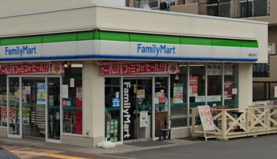 コンビニ　ファミリーマート 鶴見旭台店（コンビニ）まで555m