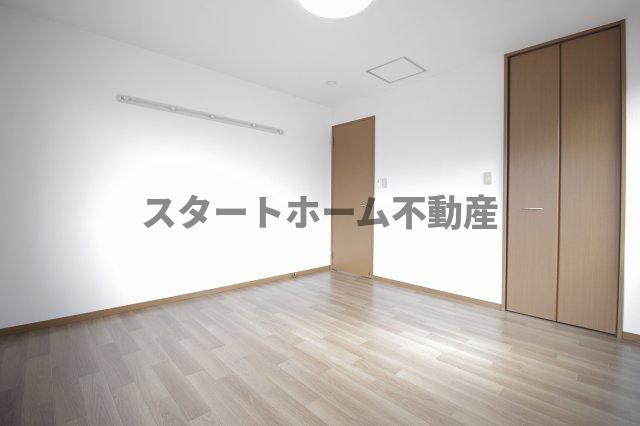 その他部屋・スペース　落ち着いた色調の寝室です