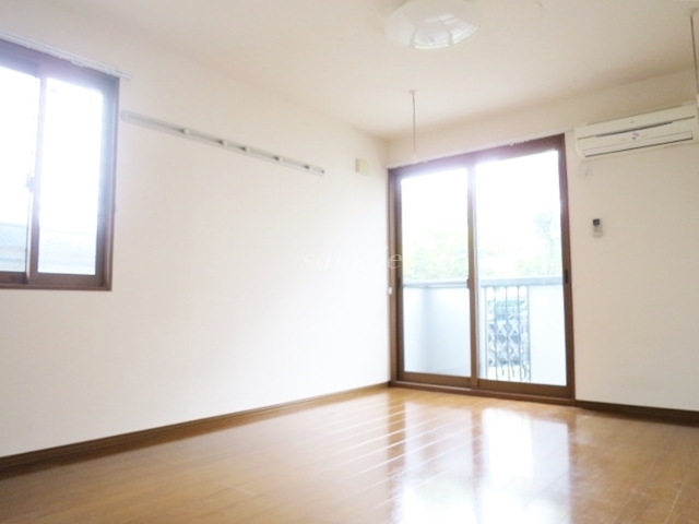 居室・リビング　反転タイプのお部屋の写真です。