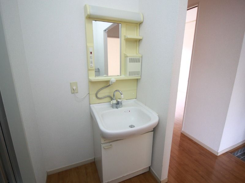 洗面設備　※別号室の写真となります。