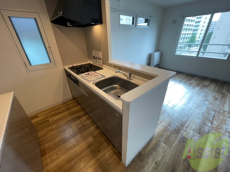 キッチン　キッチン周りは意外と物が多いので棚があるといいですね。