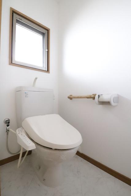 トイレ　温水洗浄便座付き♪