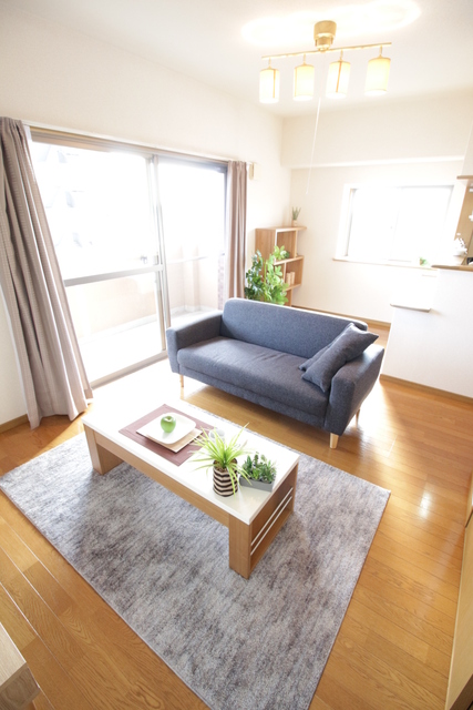 居室・リビング　同タイプ同号室モデルルーム参考写真。実際のお部屋に家具はあり