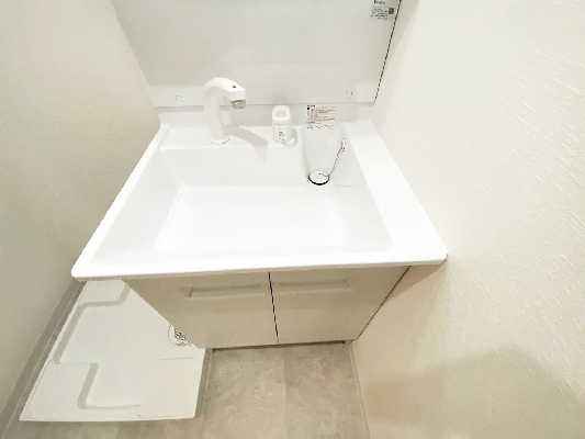 洗面設備　スペースが確保できる洗面所です