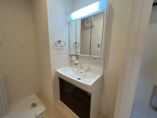 洗面設備　独立洗面台あり、毎朝おしゃれに忙しい女性の方におすすめです