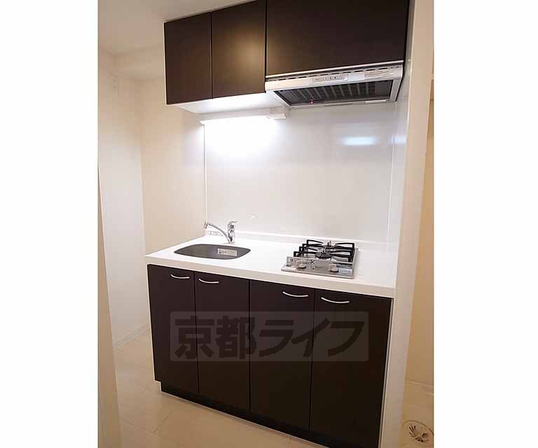 キッチン　キッチンはダークブラウン。フローリングとのコントラストが・