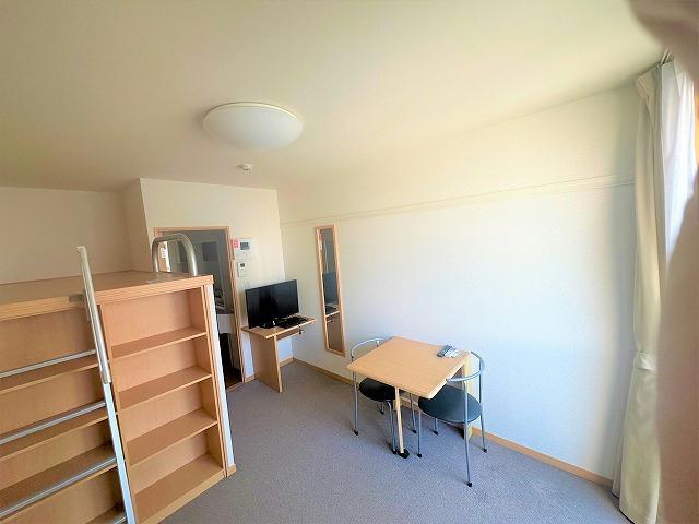 居室・リビング　2階のお部屋です。（カーペッ…?