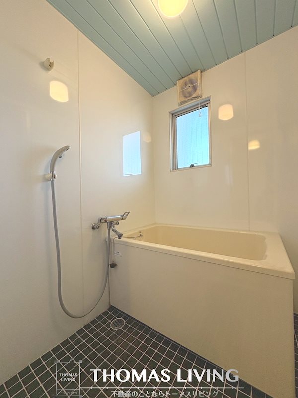 バス・シャワールーム　小窓があり換気がしやすいですよ。