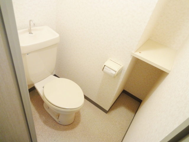 トイレ　別号室の写真です。