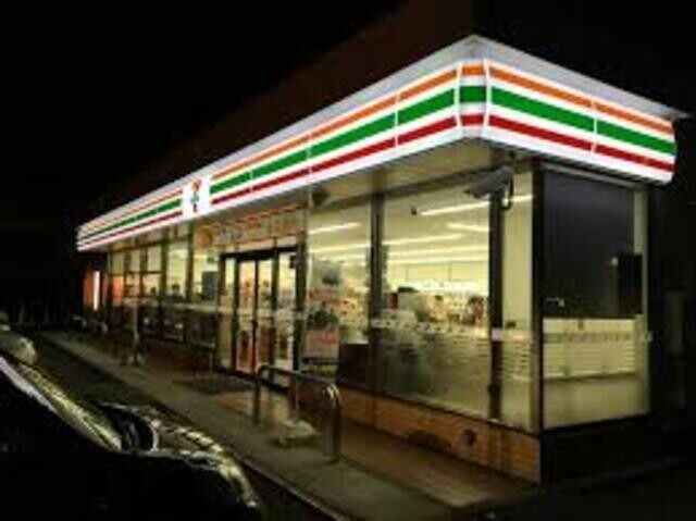 コンビニ　セブンイレブン見附本所店（コンビニ）まで843m