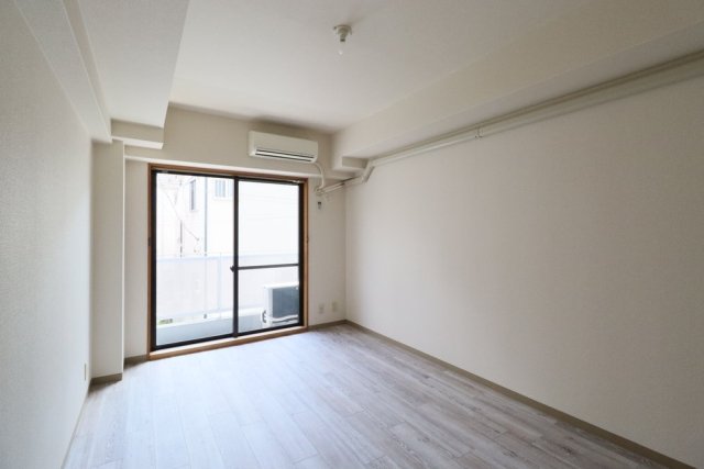 居室・リビング　落ち着いた色調の洋室です