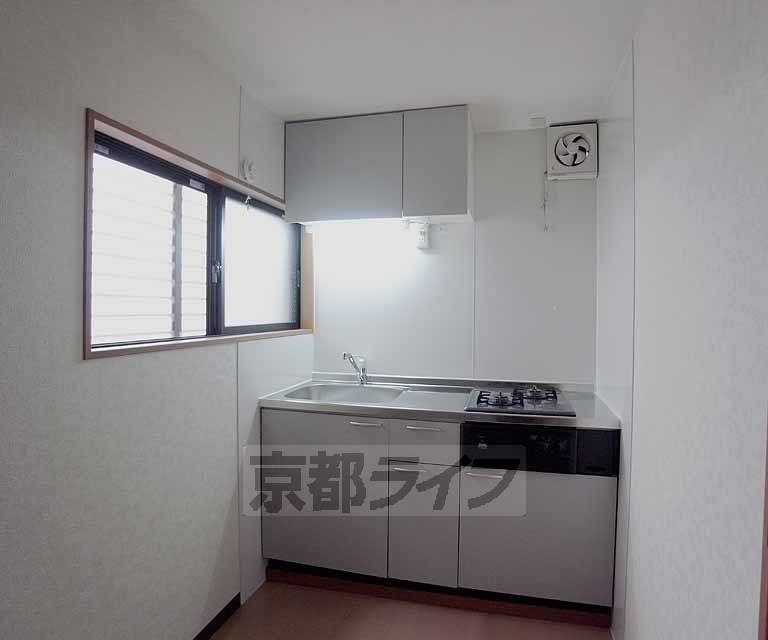 キッチン　横に窓があります