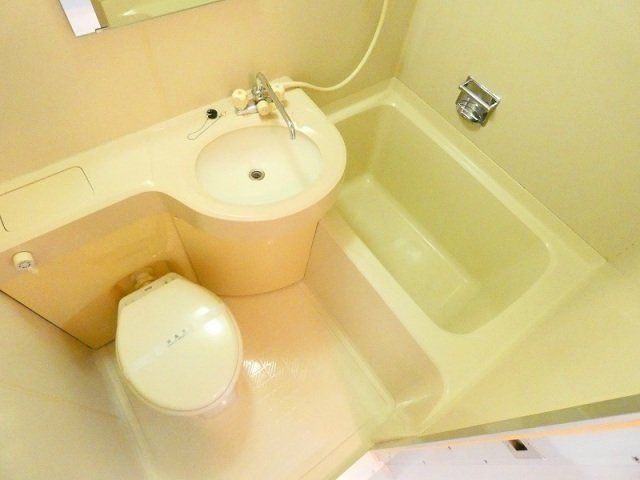 バス・シャワールーム　広めのユニットバスです。