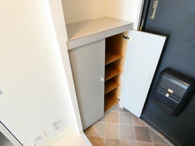 玄関　玄関にはシューズボックスがあります。