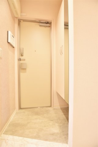 玄関　同物件、別物件の写真となります。ご参考までにご覧ください。