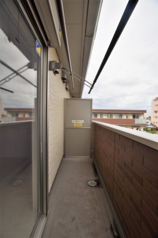 バルコニー　同物件、別物件の写真となります。ご参考までにご覧ください。