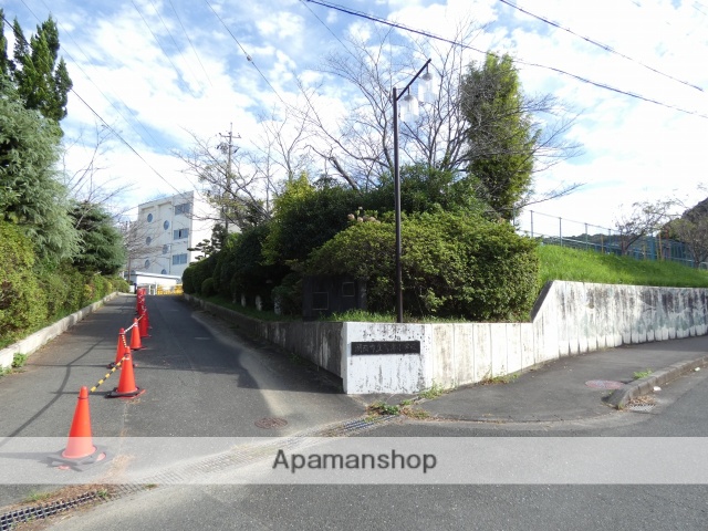 小学校　湖西市立鷲津小学校（小学校）まで940m