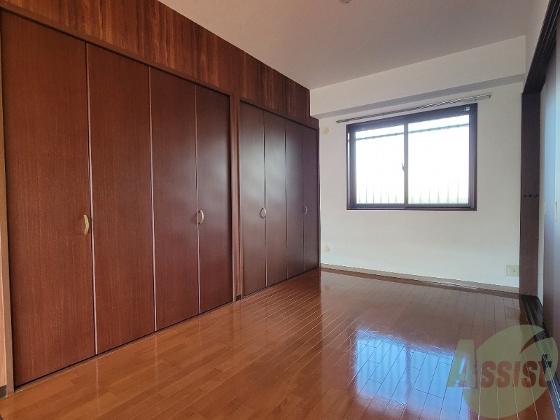 その他部屋・スペース　寝室も広さがあって窓もありますので換気も良い感じです。