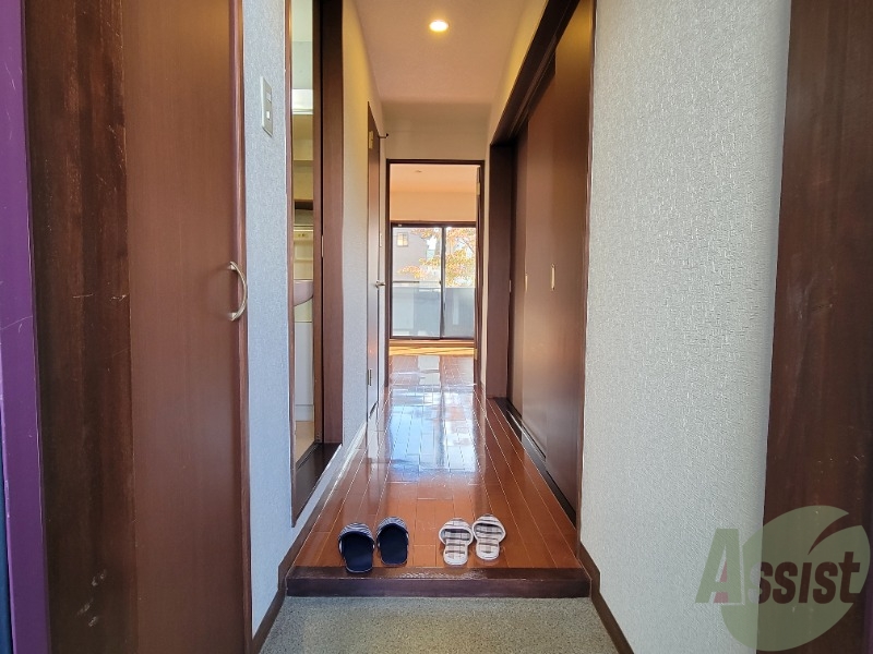 玄関　玄関からはすぐにお部屋が見えない親切設計。