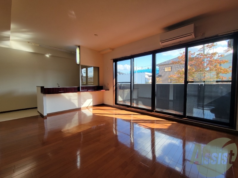 居室・リビング　広々とした１ＬＤＫ。ゆったりとした空間がいい感じ。