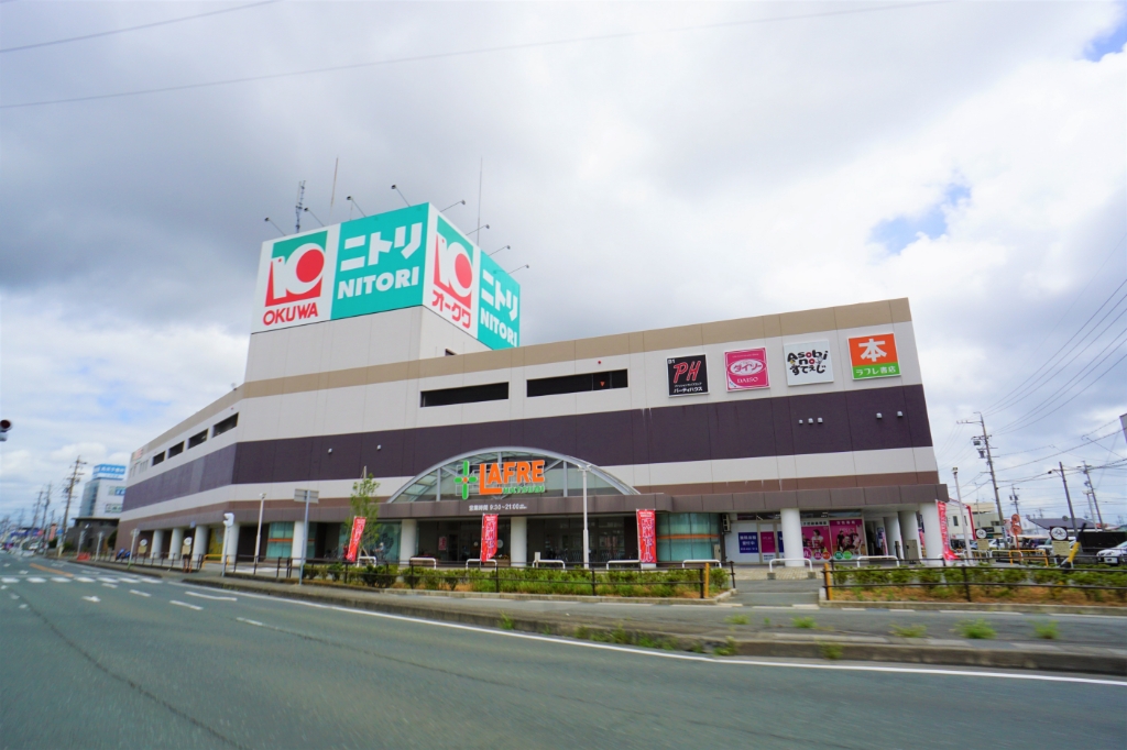 ショッピングセンター　ラフレ初生（ショッピングセンター）まで880m