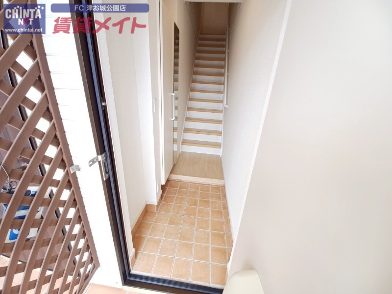 玄関　同型部屋写真です。