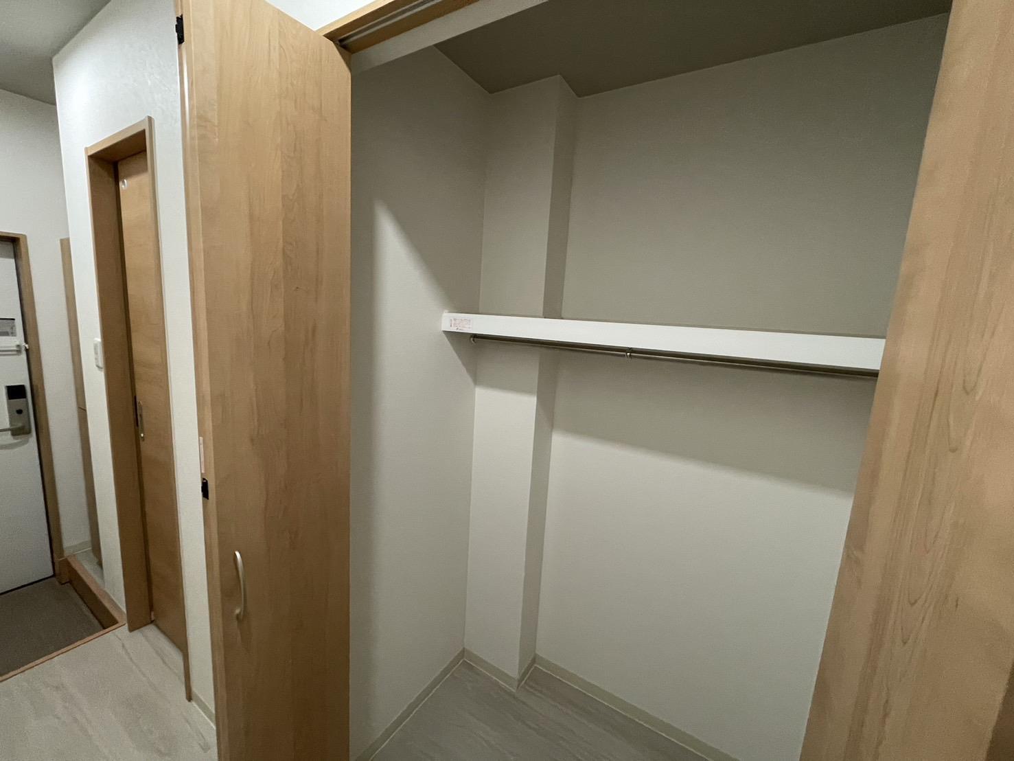 収納　ハンガーバー付きのクローゼットです