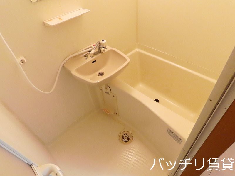 バス・シャワールーム　別号室タイプの為、現状を優先致します。