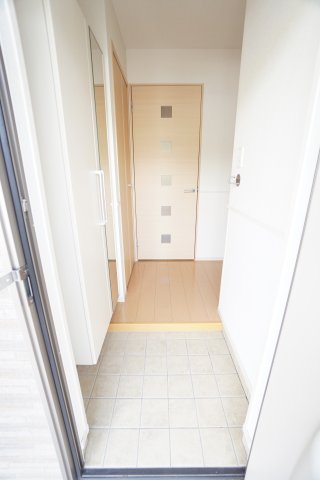 玄関　※同物件・同タイプの写真です。
