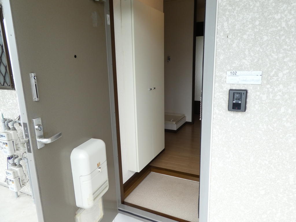 玄関　※室内写真・動画・パノラマは同物件別部屋のものです。