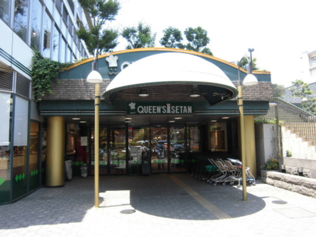 スーパー　クイーンズ伊勢丹小石川店（スーパー）まで380m
