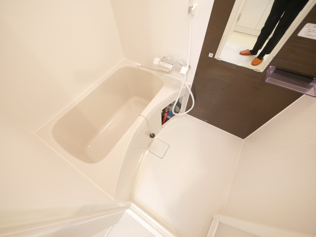 バス・シャワールーム　★鏡付の清潔感のあるバスルームです★