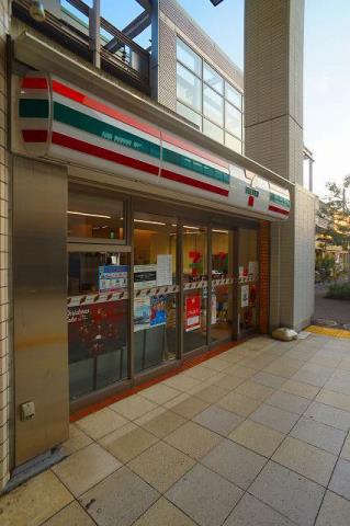 コンビニ　ファミリーマートセンター北店（コンビニ）まで392m